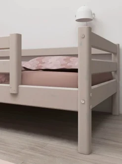Einzelbett mit Absturzsicherung