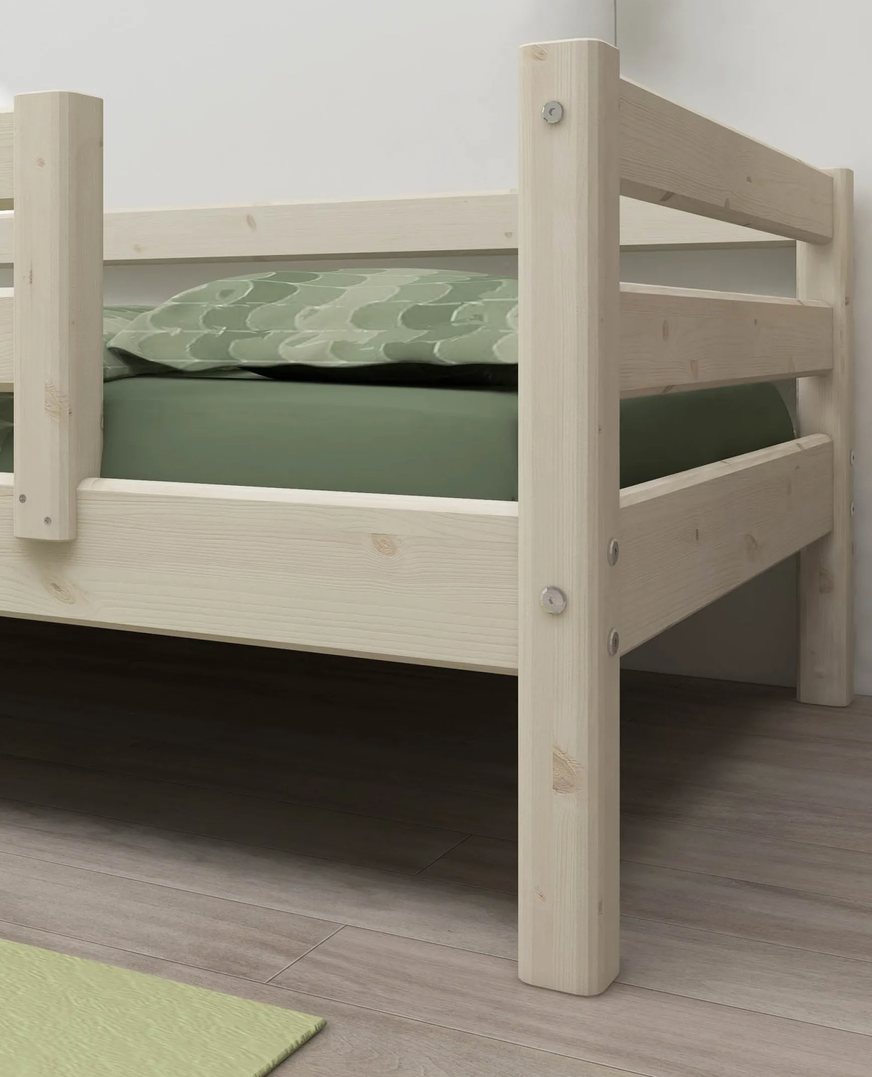 Einzelbett mit Absturzsicherung