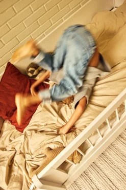 Einzelbett mit Absturzsicherung