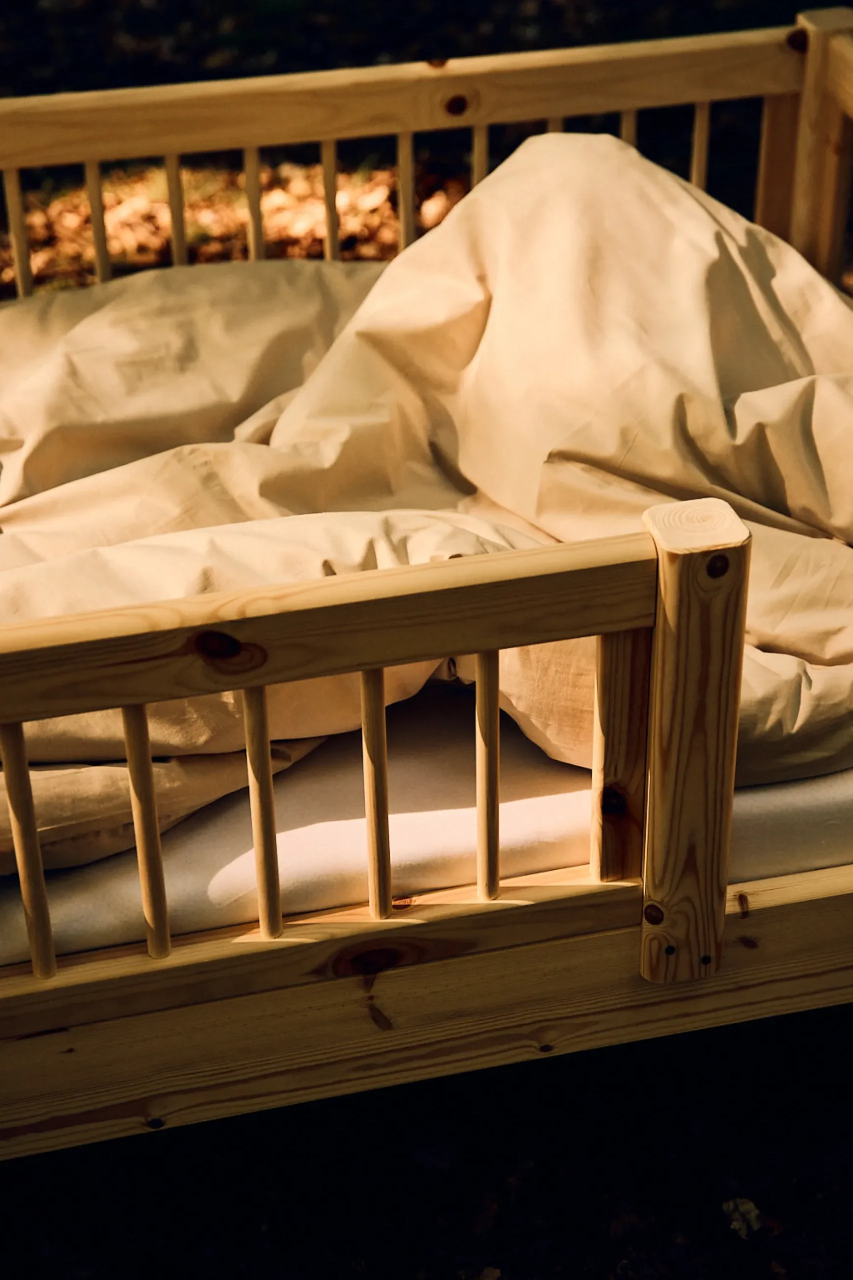 Einzelbett mit Absturzsicherung mit Streben