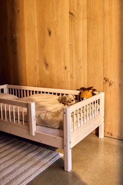 Einzelbett mit Absturzsicherung mit Streben