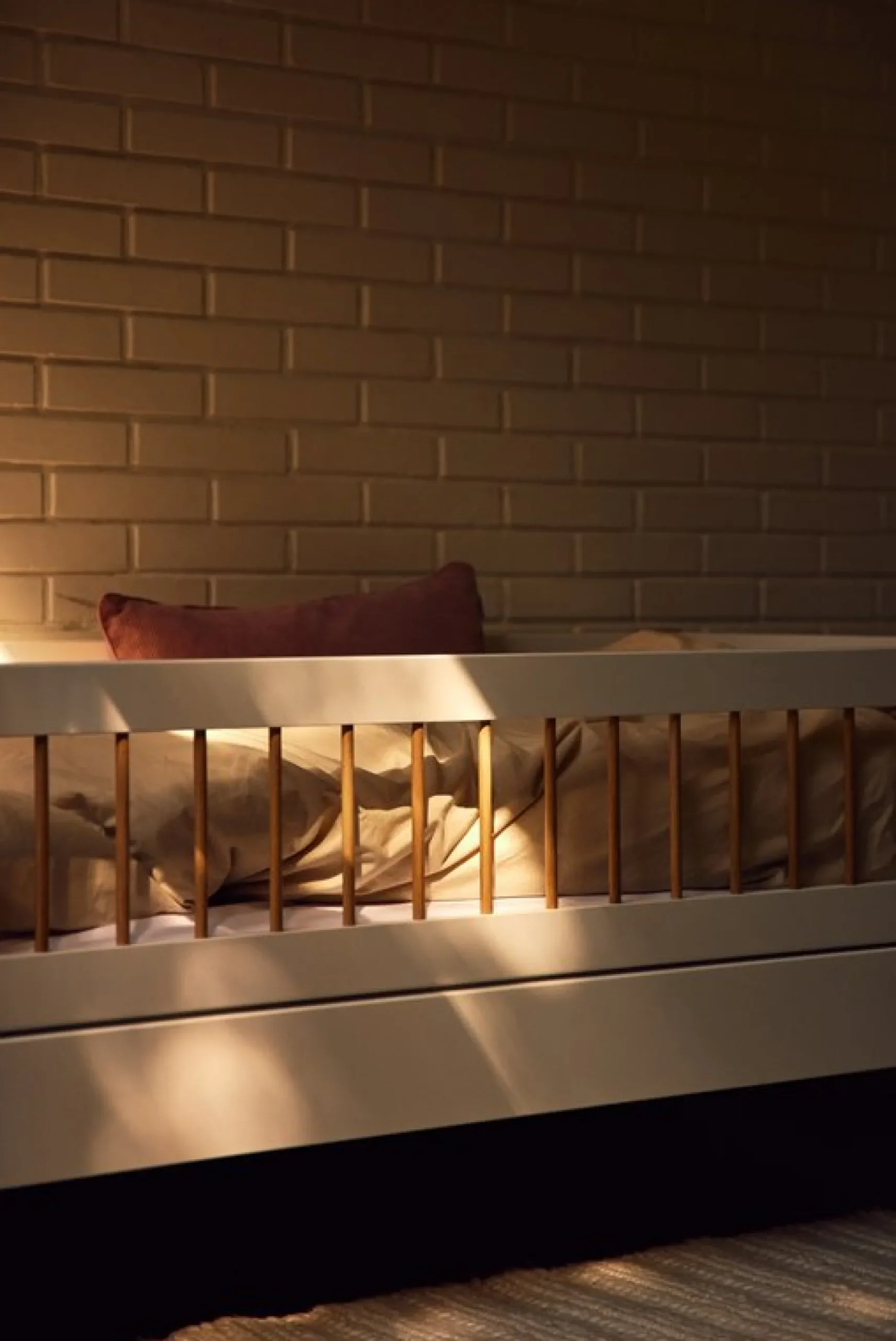 Einzelbett mit Absturzsicherung mit Streben