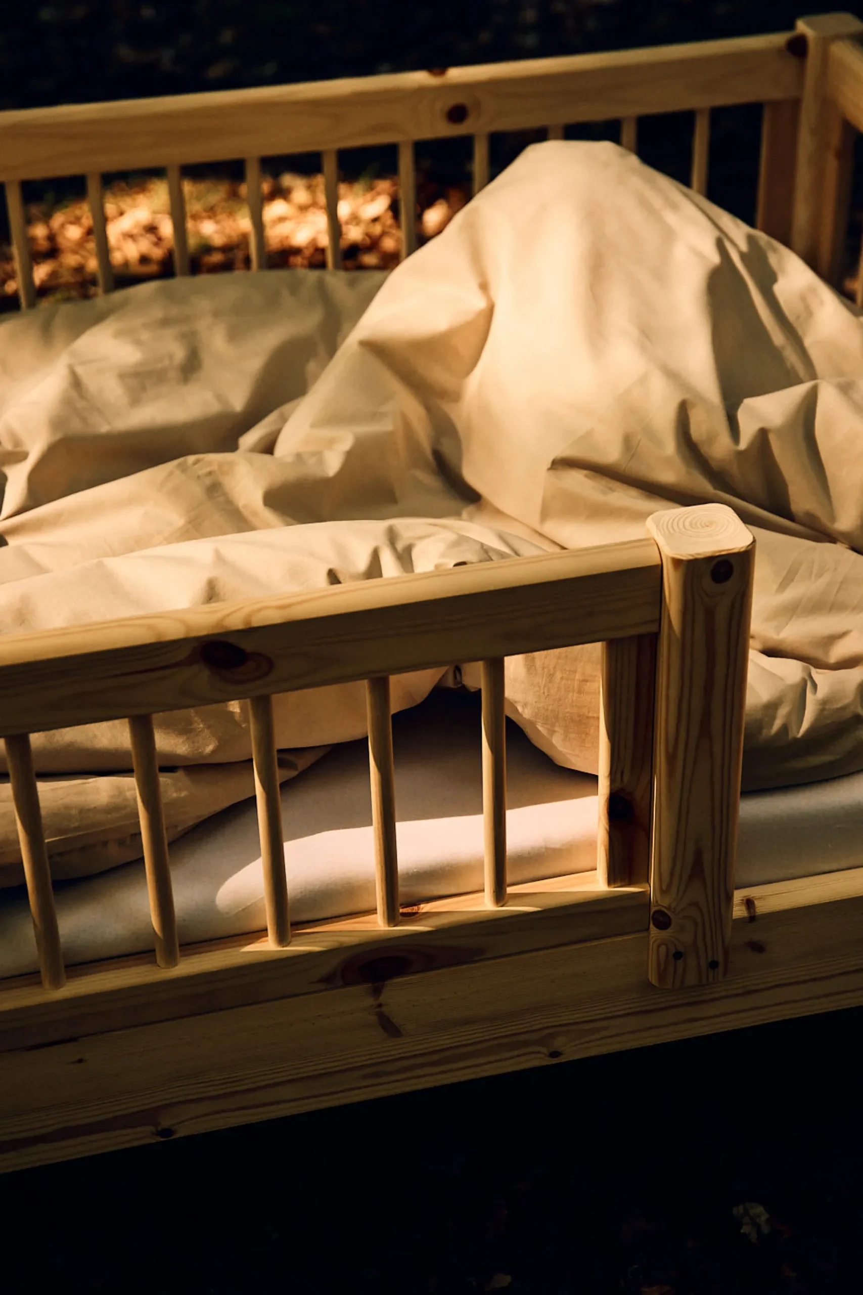 Einzelbett mit Absturzsicherung mit Streben