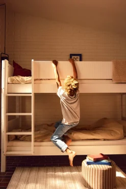 Etagenbett mit senkrechter Leiter