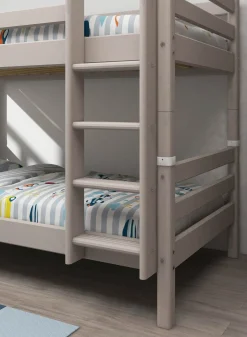 Etagenbett mit senkrechter Leiter