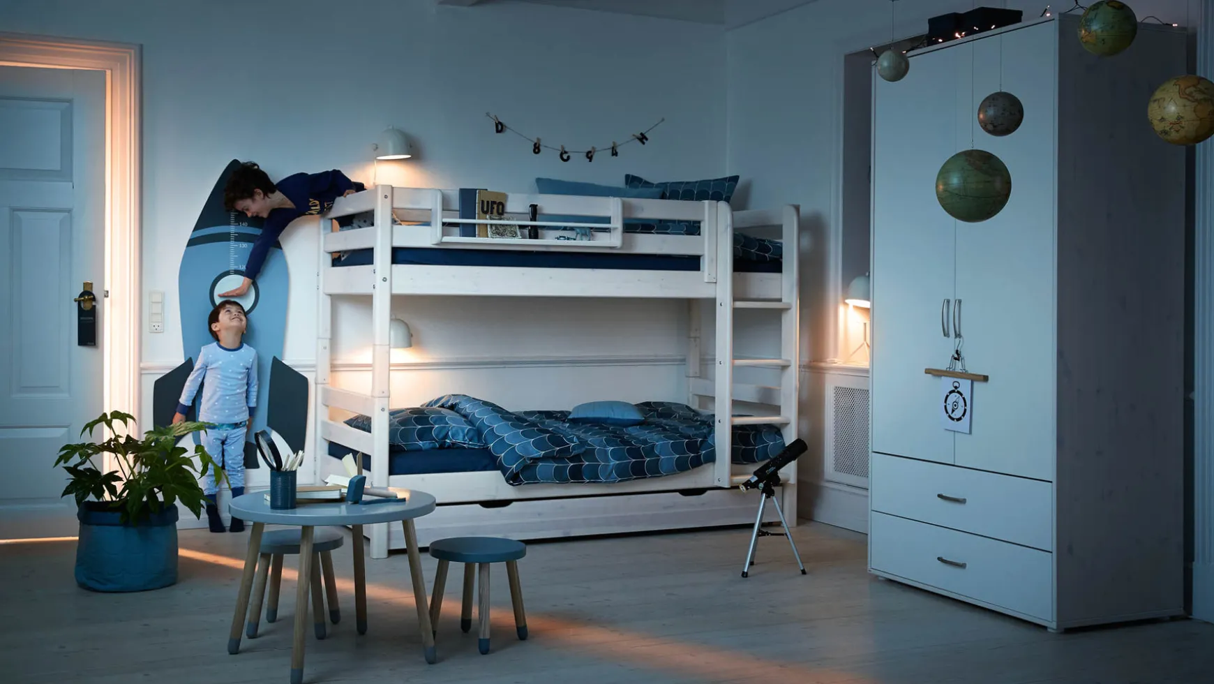 Etagenbett mit senkrechter Leiter
