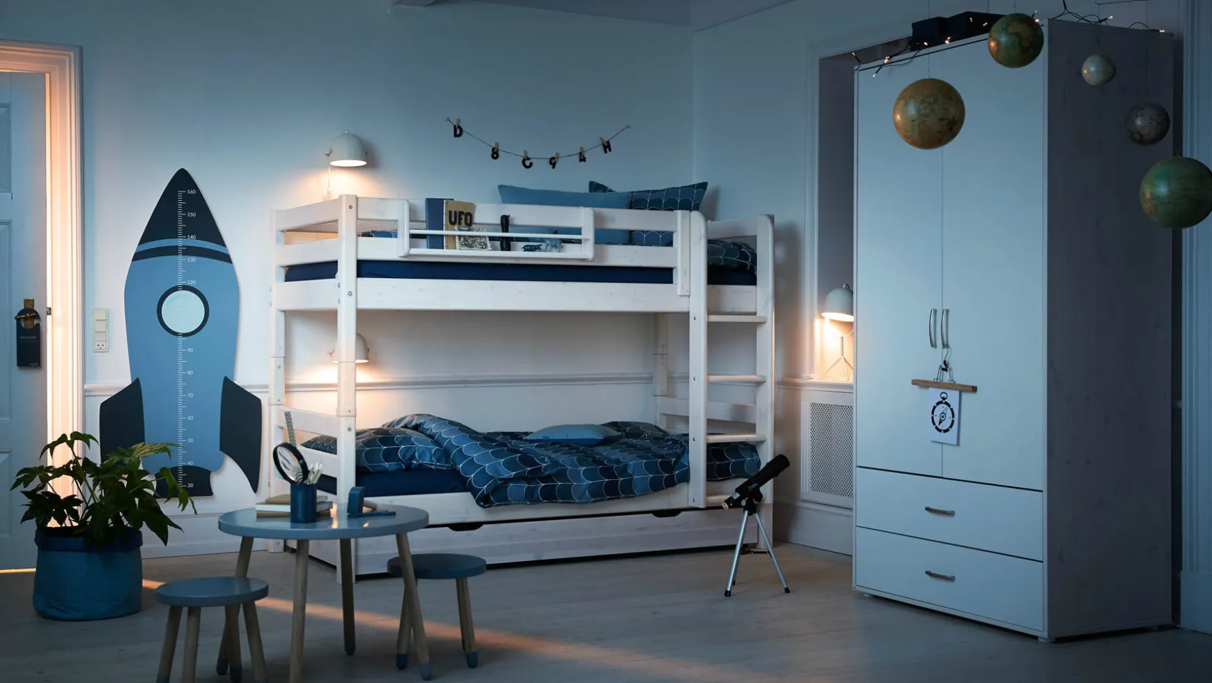 Etagenbett mit senkrechter Leiter
