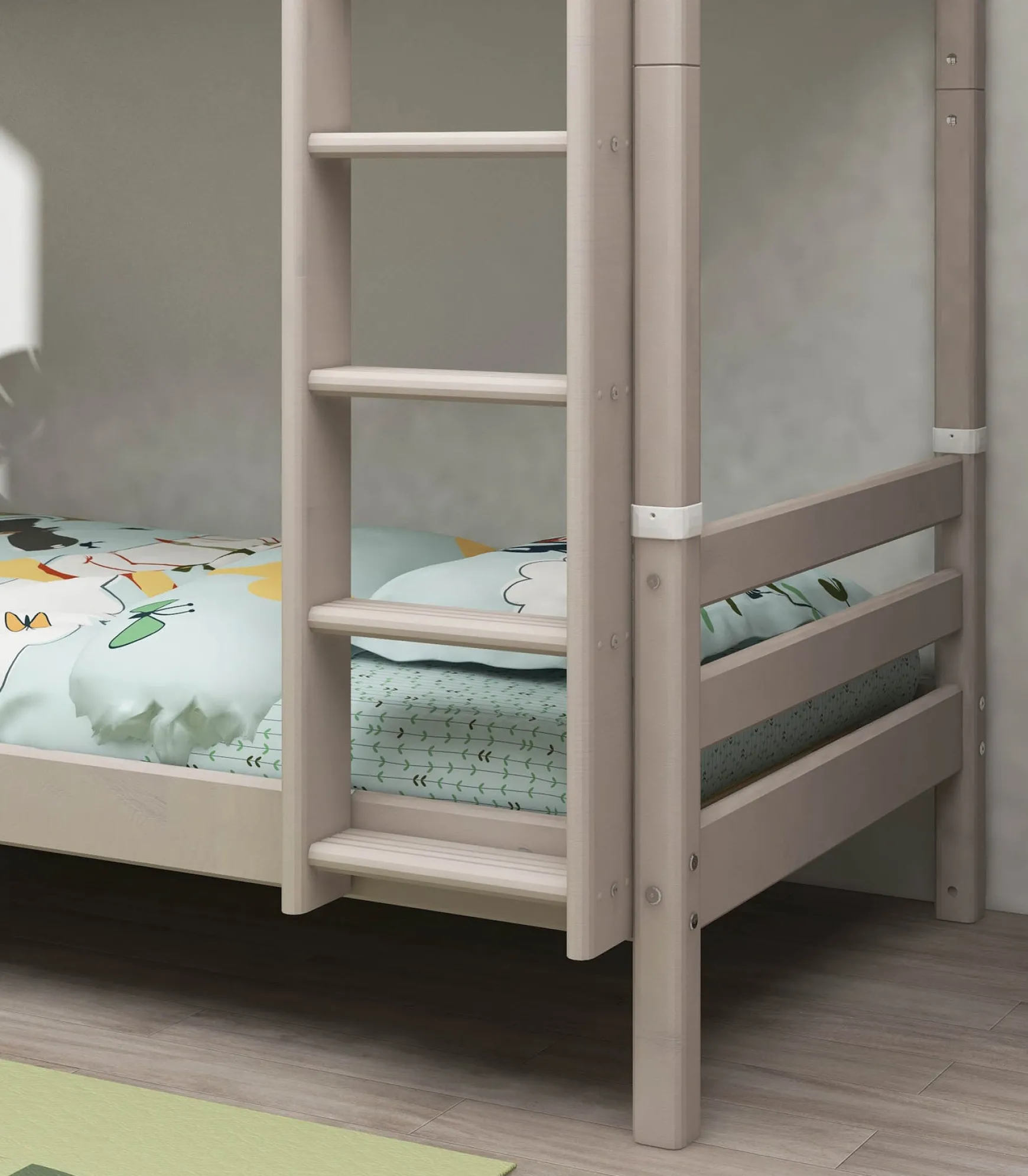Etagenbett mit zusätzlicher Höhe und senkrechter Leiter