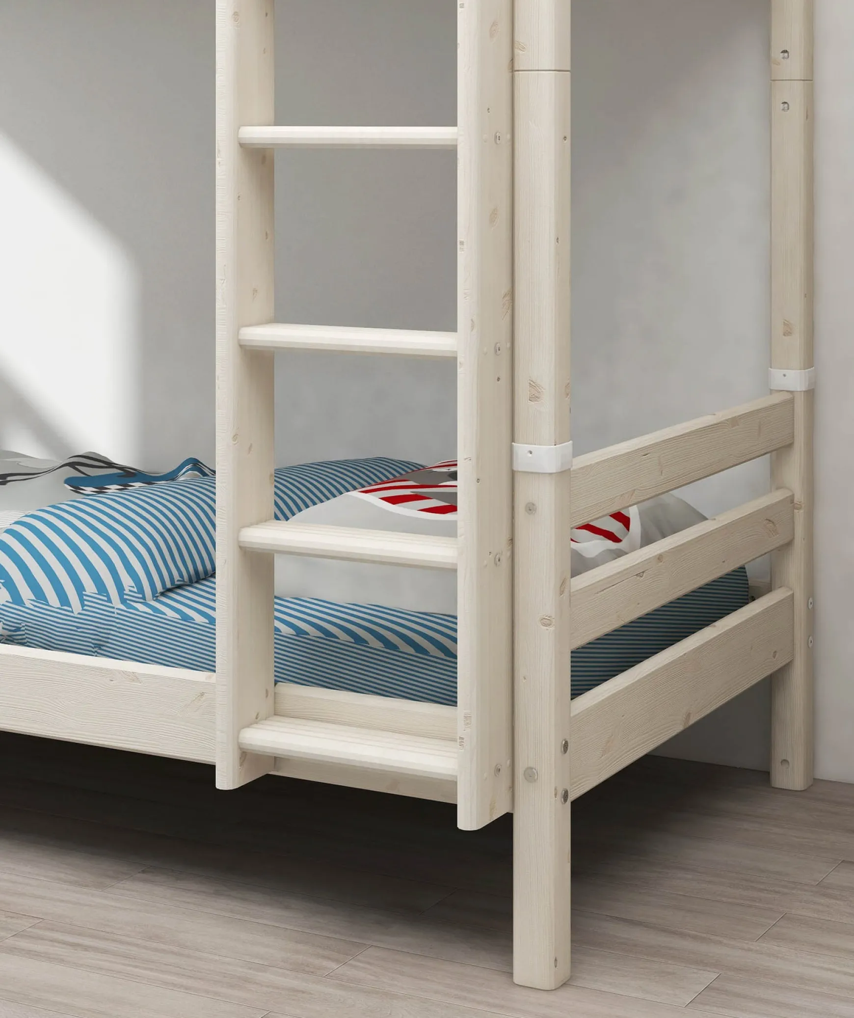 Etagenbett mit zusätzlicher Höhe und senkrechter Leiter