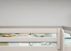 Etagenbett mit zusätzlicher Höhe und senkrechter Leiter