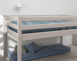 Halbhohes Bett