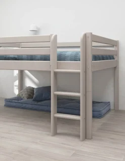 Halbhohes Bett