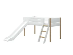 Halbhohes Bett mit Rutsche