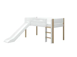 Halbhohes Bett mit Rutsche