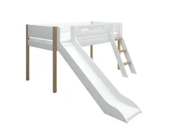 Halbhohes Bett mit Rutsche