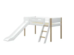 Halbhohes Bett mit Rutsche