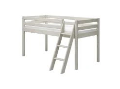 Halbhohes Bett mit Schrägleiter