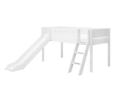Halbhohes Bett mit Schrägleiter und Rutsche