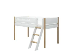 Halbhohes Bett mit Schrägleiter
