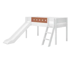 Halbhohes Bett mit Schrägleiter und Rutsche