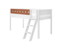 Halbhohes Bett mit Schrägleiter
