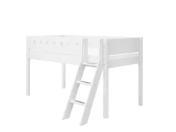 Halbhohes Bett mit Schrägleiter