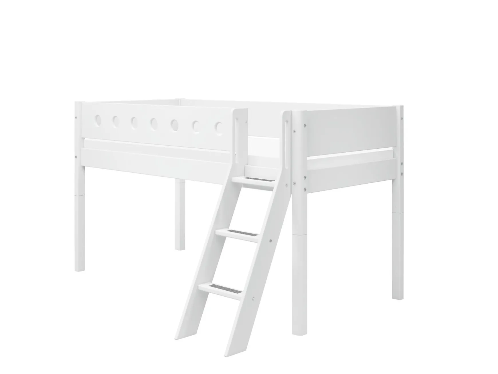 Halbhohes Bett mit Schrägleiter