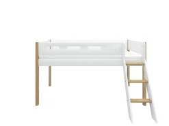 Halbhohes Bett mit Schrägleiter