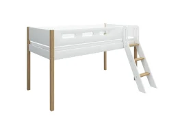 Halbhohes Bett mit Schrägleiter