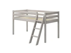 Halbhohes Bett mit Schrägleiter