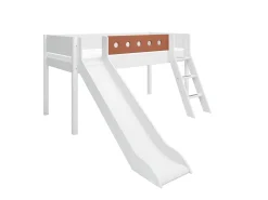 Halbhohes Bett mit Schrägleiter und Rutsche