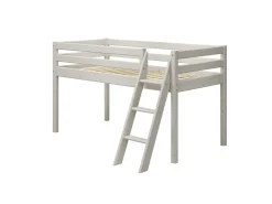 Halbhohes Bett mit Schrägleiter