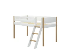 Halbhohes Bett mit Schrägleiter