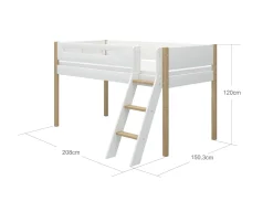 Halbhohes Bett mit Schrägleiter