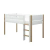 Halbhohes Bett mit senkrechter Leiter