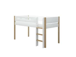 Halbhohes Bett mit senkrechter Leiter