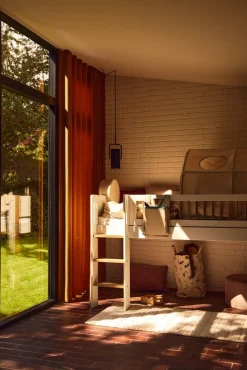 Halbhohes Bett mit senkrechter Leiter