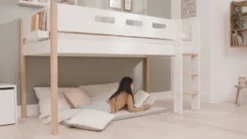 Halbhohes Bett mit senkrechter Leiter