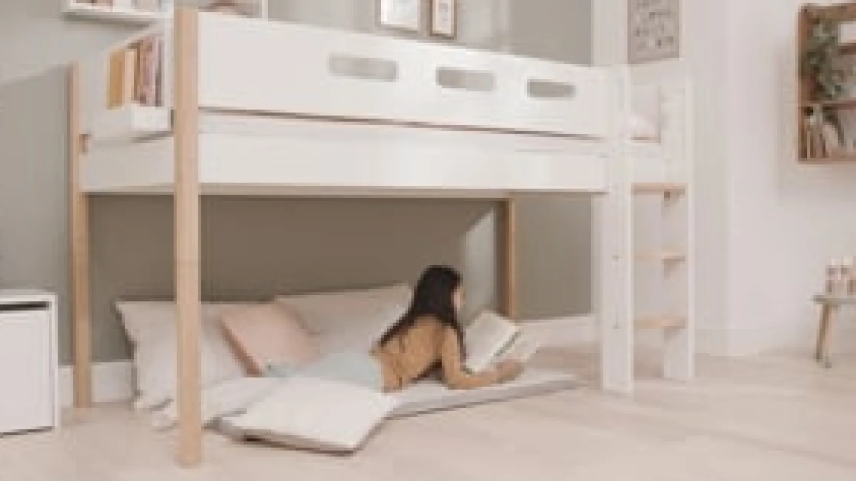Halbhohes Bett mit senkrechter Leiter