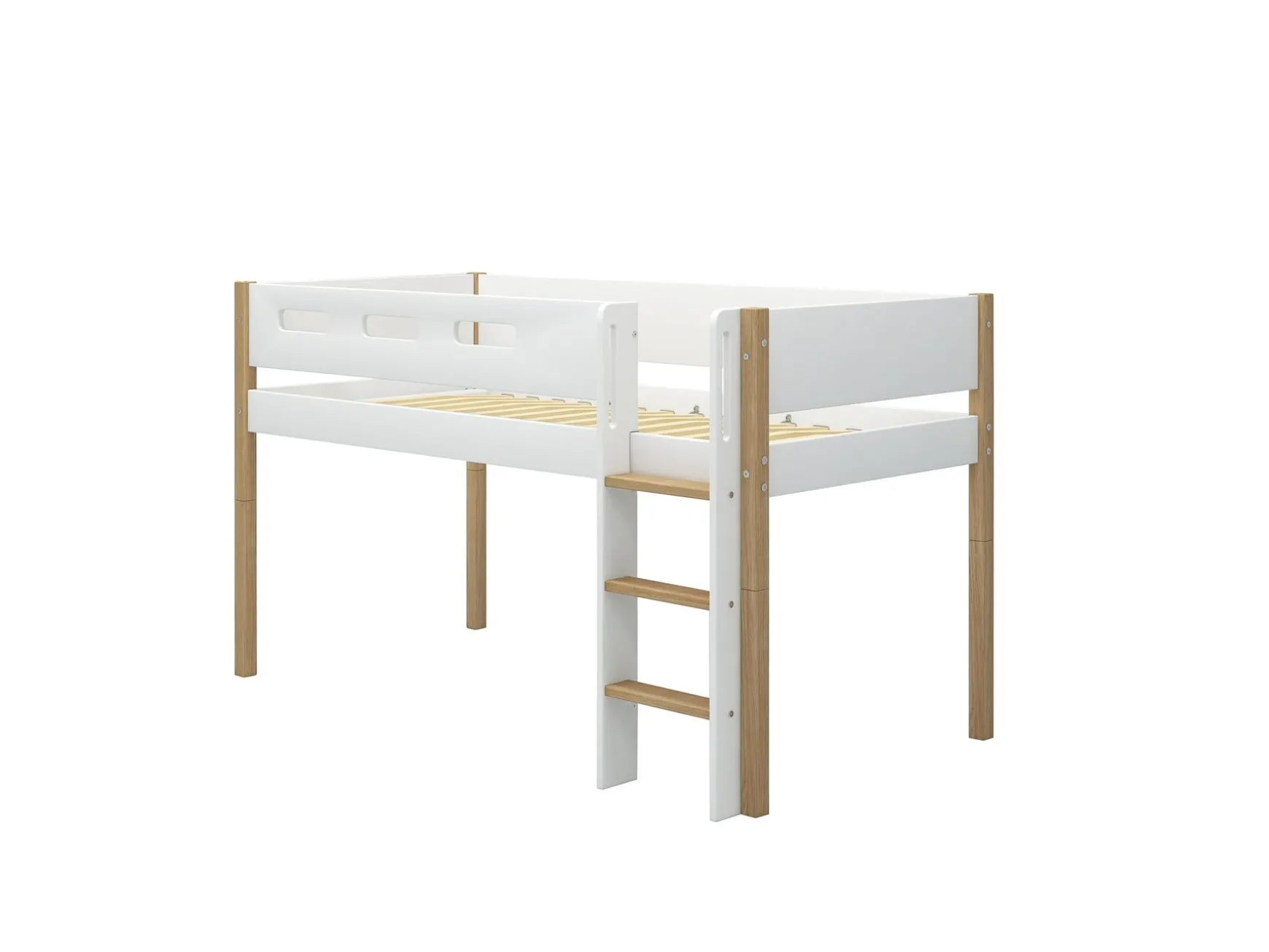 Halbhohes Bett mit senkrechter Leiter