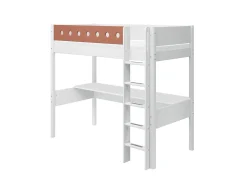 Hochbett mit senkrechter Leiter