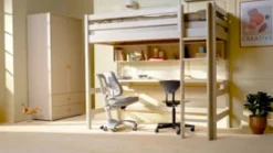 Hochbett mit senkrechter Leiter und Schreibtisch
