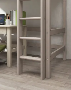 Hochbett mit senkrechter Leiter