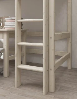 Hochbett mit senkrechter Leiter