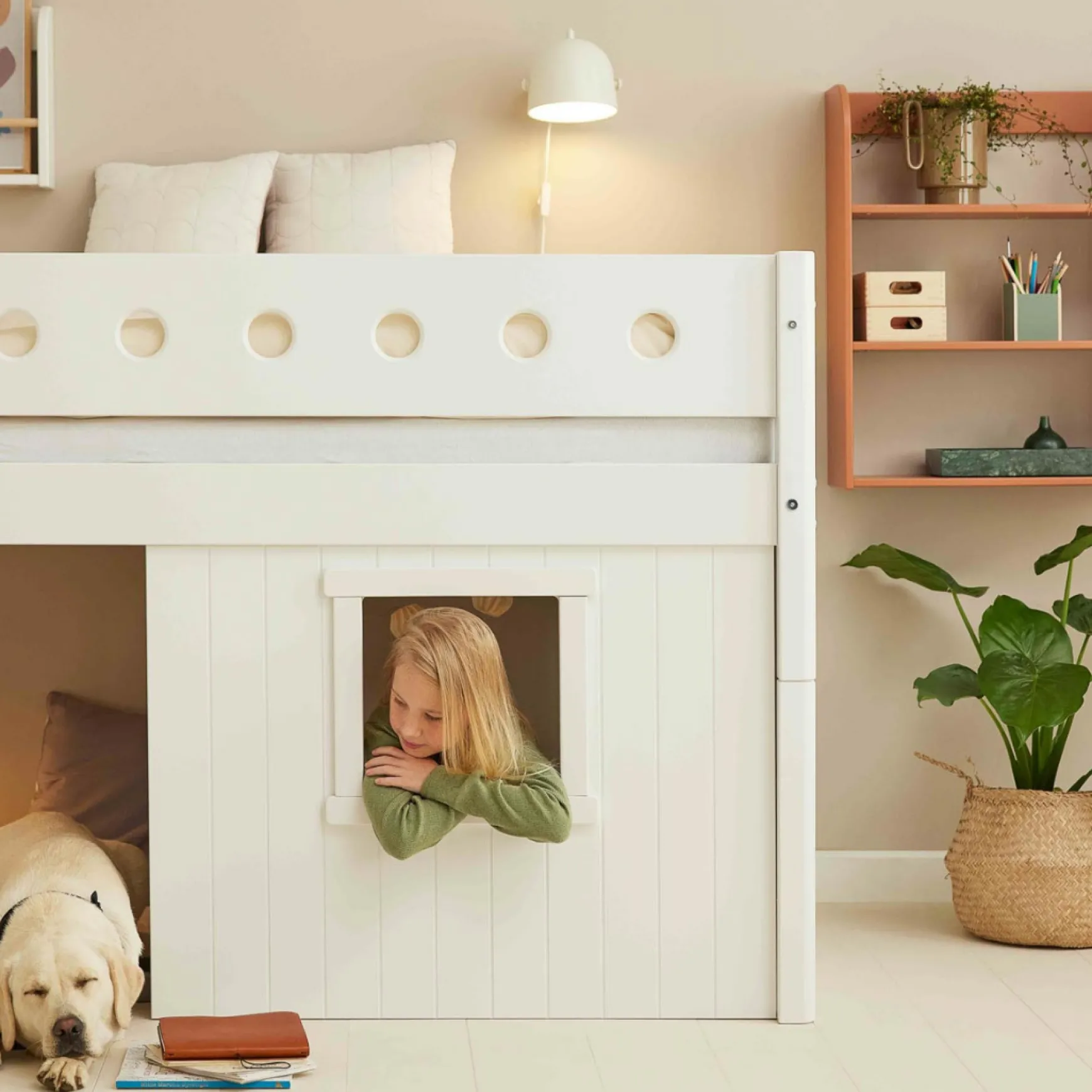 Mittelhohes Bett, gerade Leiter & Baumhaus-Bettenfronten, weiß
