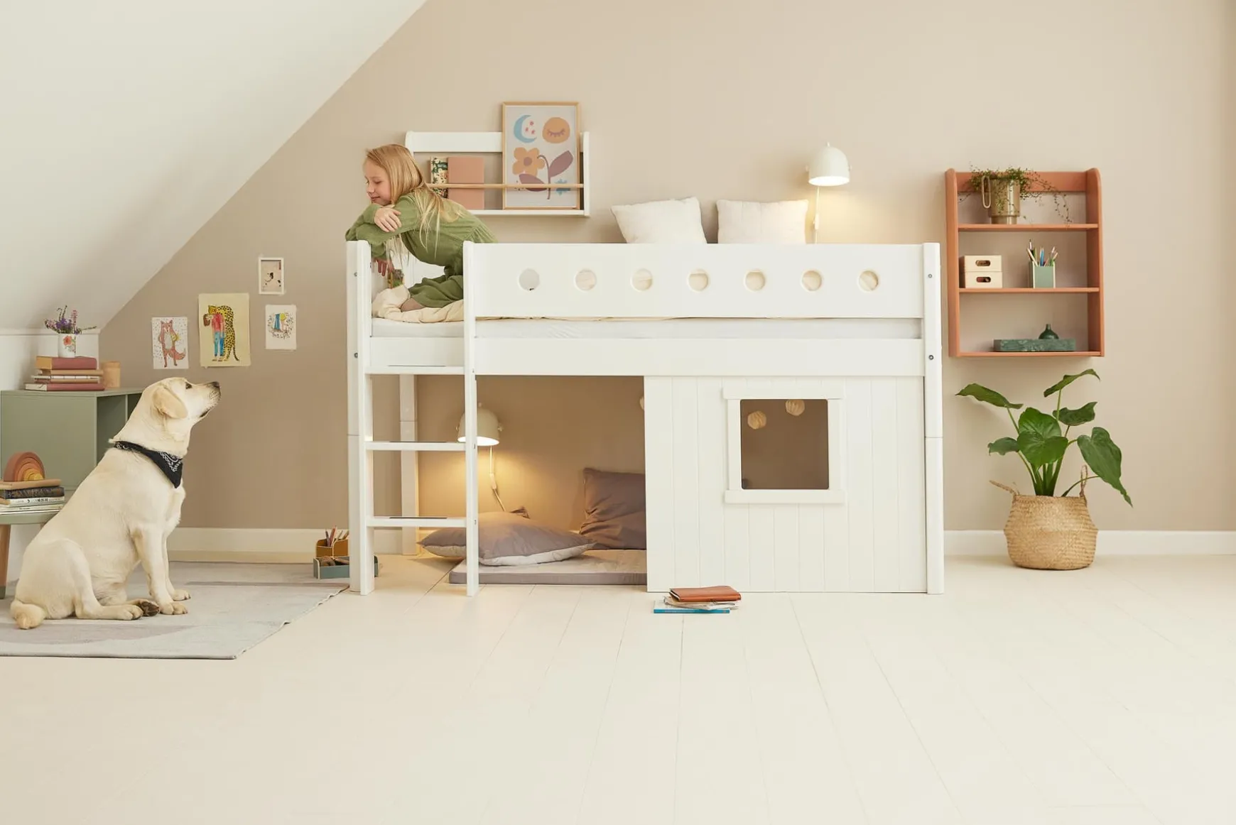 Mittelhohes Bett, gerade Leiter & Baumhaus-Bettenfronten, weiß