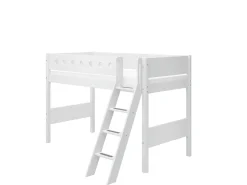Mittelhohes Bett mit Schrägleiter