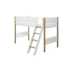 Mittelhohes Bett mit Schrägleiter