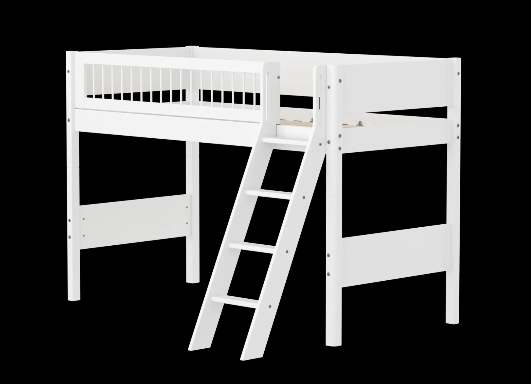 Mittelhohes Bett mit Schrägleiter