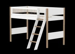 Mittelhohes Bett mit Schrägleiter